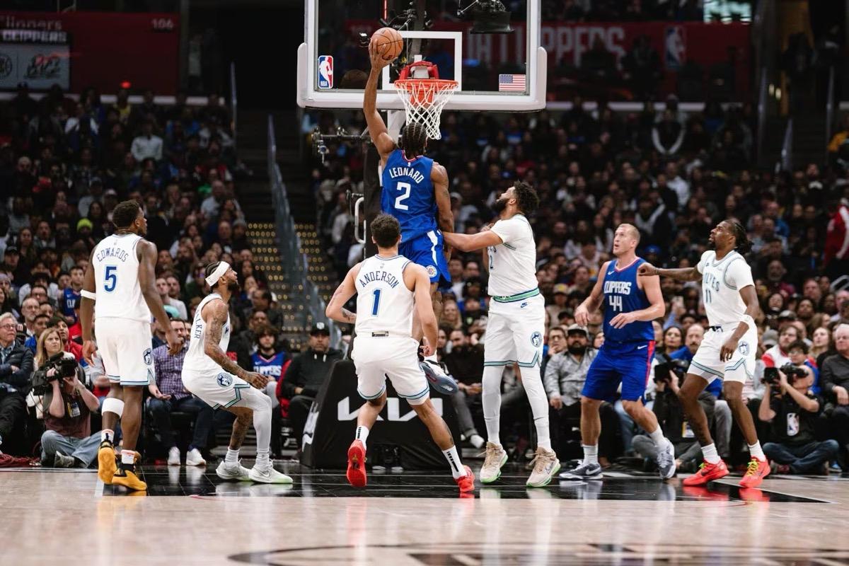 莱昂纳德达成65场门槛却再度脚踝扭伤：荣誉近在眼前，季后赛隐患犹存